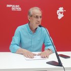 El procurador regional del PSOE, Luis Briones, en rueda de prensa.