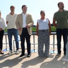 El presidente de la Junta de Castilla y León, Alfonso Fernández Mañueco, presenta medidas de apoyo al sector agrario de la Comunidad, en la imagen con jóvenes agricultores y ganaderos (IaD) Gloria Suarez, Victor Gutierrez, Alfonso Fernánez Mañueco, Noelia Fernandez, Antonio Torres y Nerea del Río.