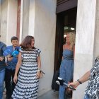 La portavoz y la exportavoz del PSOE, Montse Mínguez y Esther Peña, a la salida de una reunión con Pedro Sánchez en Ferraz.
