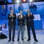 (I-D) El primer ministro de Portugal, Luís Montenegro, el presidente del PP, Alberto Núñez Feijóo, y el presidente del Partido Popular Europeo, Manfred Weber, durante la segunda jornada del XXI Congreso Nacional del Partido Popular, a 5 de julio de 2025,.
