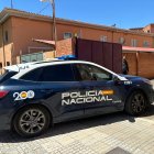 Imagen del detenido a su llegada al juzgado en el vehículo policial.