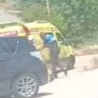 Bomberos, Policía Local y Sacyl tras el accidente en la glorieta Juan Gil.