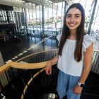 La investigadora Lucía Simón Vicente, en el vestíbulo del Hospital Universitario de Burgos.