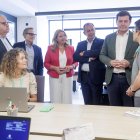 Alejandro Vázquez, Ramón Reyes, Cristina Ayala, Eduardo González y Alfonso Fernández Mañueco, en la inauguración de la sede de la AECC en Burgos.