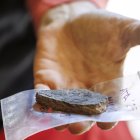 Resto de cerámica con restos de cereal cocinado, probablemente gachas, que se pegaron en el fondo de la vasija.