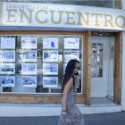 Escaparate de una inmobiliaria, a 10 de julio de 2025, en Madrid (España). El precio de la vivienda usada en venta subió un 0,5% en junio frente al mes previo y un 7,5% más en tasa interanual, hasta los 2.041 euros por metro cuadrado. En el segundo trimes.