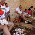 La preparación de ristras de ajos, todo un arte que se domina en Castrojeriz.