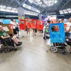 Protesta en la estación de autobuses de Burgos en defensa de un transporte digno y seguro para las personas con discapacidad.