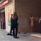 Los agentes de Policía Nacional rodean al individuo que se desnudó en la avenida de Castilla, junto al Alcampo.