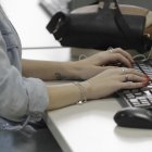 Archivo - Una trabajadora frente a un ordenador.