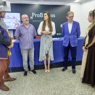 La concejal Andrea Ballesteros, en el centro, presentó la programación con representantes de las agrupaciones colaboradoras.