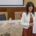 Inmaculada Siera posa con la moción que llevará el PP al Pleno de la Diputación.