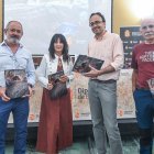 Integrantes del Grupo Espeleológico Edelweiss y la portavoz de la Diputación, Inmaculada Sierra, muestran el último número de su revista Cubía.