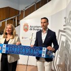Cristina Ayala y Félix Sancho, con la nueva bufanda del Club San Pablo Burgos.