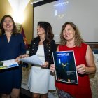 La alcaldesa de Santibáñez del Val, Ana García, posa sonriente con la portavoz de la Diputación, Inmaculada Sierra, y la artista cucañera Mari Ángeles Álamo.