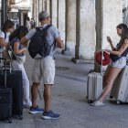 Turistas con maletas en el centro de Burgos.