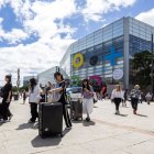 Participantes en la Copa del Mundo de Danza con sus maletas delante del Fórum Evolución.