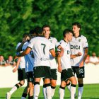 Los jugadores se felicitan tras marcar uno de los dos goles del encuentro.