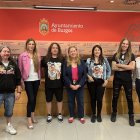 La alcaldesa Cristina Ayala y Laura Sagredo, de Metal Castellae, junto a otros miembros del equipo de Gobierno y de la asociación que organiza el Zurbarán Rock Burgos.