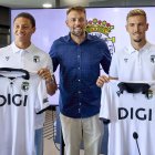 Michu, flanqueado por Mateo Mejía y Sergio González.