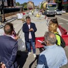 Los concejales de PP y PSOE visitaron las actuaciones en la avenida Constitución, acompañados por vecinos del distrito Este.