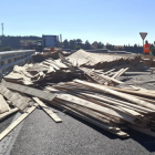 Carga caída en la calzada que obligó a desviar el tráfico en el entorno del Nudo Landa