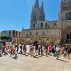 Decenas de visitantes hacen cola a las puertas de la Catedral.