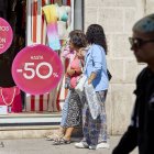 Con agosto los descuentos en el comercio ya superan el 50% con la espera de liquidar todo el stock de temporada.