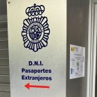 Archivo - Detenidas dos personas por estafar 980 euros a personas en situación irregular con falsas citas de asilo.