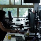 Varias personas en una oficina, a 28 de julio de 2025, en Madrid (España).