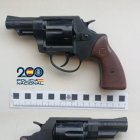 El revólver detonador con apariencia externa de arma real utilizado por el detenido.