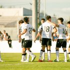 Los jugadores del conjunto blanquinegro celebran el gol sobre el césped del campo del Soto, en Villarcayo.