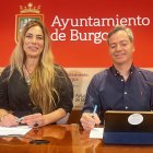 La nueva presidenta del Servicio de Instalaciones Deportivas del Ayuntamiento de Burgos, Carolina Álvarez, y el presidente saliente, César Barriada.
