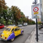 Carteles de la Zona de Bajas Emisiones, a la altura de la plaza Vega, en Burgos.