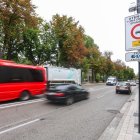 Carteles de la Zona de Bajas Emisiones, a la altura de la plaza Vega, en Burgos.