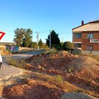 La vivienda de San Medel más cercana a la N-120 luce una pancarta contra el trazado de la A-12.