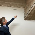 El concejal César Barriada señala las grietas estructurales aparecidas en el polideportivo, en una imagen de archivo.