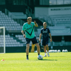 Ramis da instrucciones durante un entrenamiento.