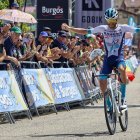 Caruso levanta los brazos para celebrar la victoria.