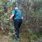Un agente busca por el Monte de Santiago
