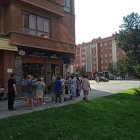 Burgaleses hacen cola en la agencia Sol y Nieve para adquirir plaza en los viajes de un día a la playa.