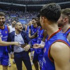 Jugadores y técnico celebran el ascenso a ACB.