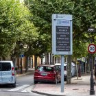 Las pantallas de la Zona de Bajas Emisiones avisan de la moratoria de 18 meses en las sanciones.