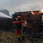 Un bombero trata de apagar el fuego del incendio de Puercas, a 12 de agosto de 2025, en Abejera, Zamora, Castilla y León (España). 