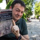 Juanjo Martín, en el paseo del Espolón, con un ejemplar de 'La topografía de Clímaco'.