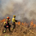 Bomberos continúan los trabajos de extinción para sofocar el incendio-.