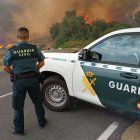 Un coche de la Guardia Civil frente a un incendio.