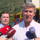 El presidente del Partido Popular, Alberto Núñez Feijóo,  junto al presidente de Castilla y León, Alfonso Fernández Mañueco en, el Puesto de Mando Avanzado de Palacios del Sil de la Junta de Castilla y León.