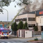 Incendio en la nave de Contenedores Industriales, en el polígono de Villalonquéjar.