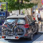 Un SUV repostando en uno de los puntos de recarga de Zunder ubicado en la calle del Carmen.